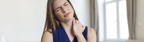 Donna con dolore cervicale al lavoro